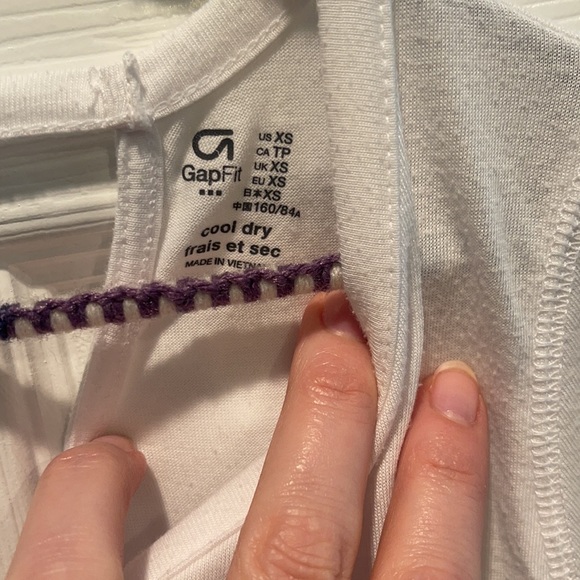 Gap Fit light weight shirt - Picture 6 of 6